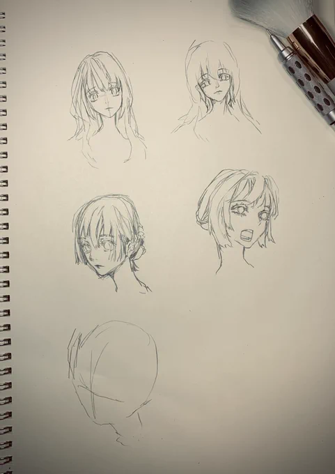 女の子の顔のバランスに違和感(u_u)…
微調整してます〜

ちょっと絵柄変わって来てる気もして

もっと可愛い子描けるようになるといいなー
自分の絵に求める好みも変わってくのね
#お絵描き #イラスト 