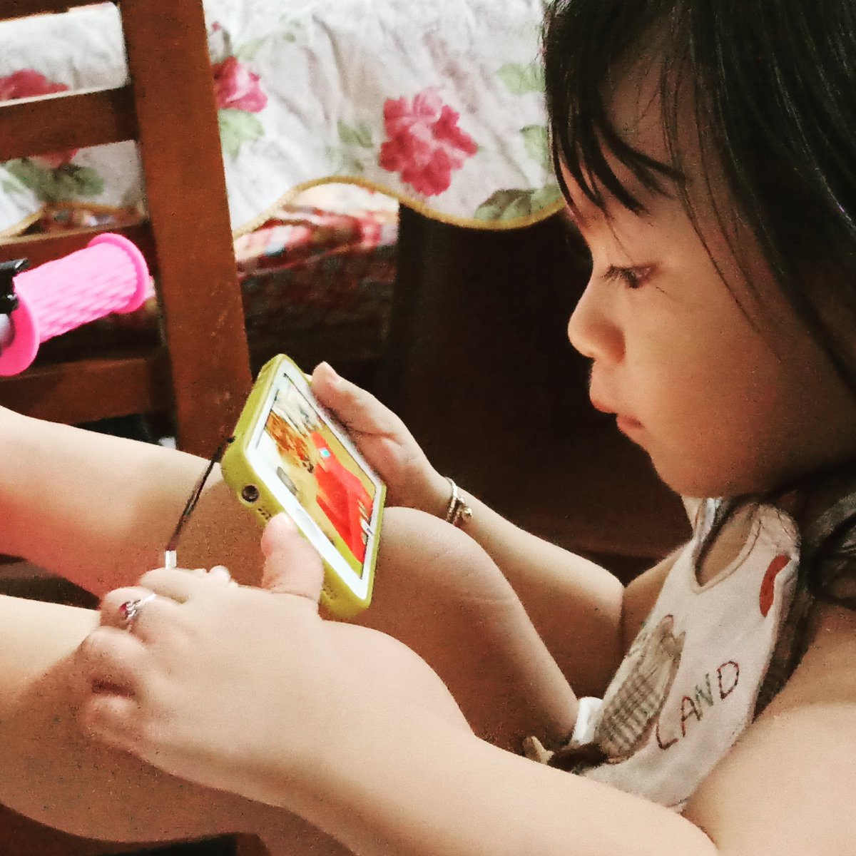 bomzafie's tweet photo. Ketika sang Bunga terlahir di masa Technology yang berkembang terlalu prsat
#dirumahaja #iphone #nontonvideo #technology #anak #cantik https://t.co/6etTrgXLm1
