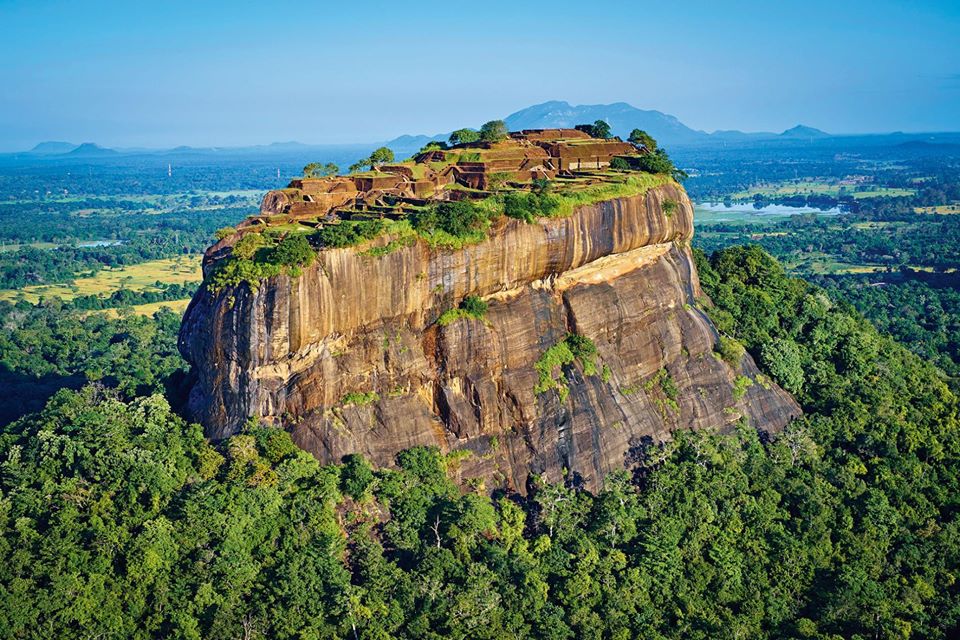 samrujlok's tweet photo. #อนุสรณ์สถานคนบาป ยอดเขา Sigiriya เป็นสถานที่ตั้งของพระราชวังลอยฟ้า หรือ ป้อมปราการสีกิริยา ตั้งอยู่บนภูเขาหินสูงชันกลางป่าดงดิบในศรีลังกา ส���้างโดยกษัตริย์ผู้โหดร้าย พระเจ้ากาชัยภะ ที่ฆ่าพระบิดา เพื่อชิงบัลลังก์ 
https://t.co/Sxh0m8QGzM
https://t.co/Qz8Oj4yCm2 #โควิด19 https://t.co/k4m9buVTm7