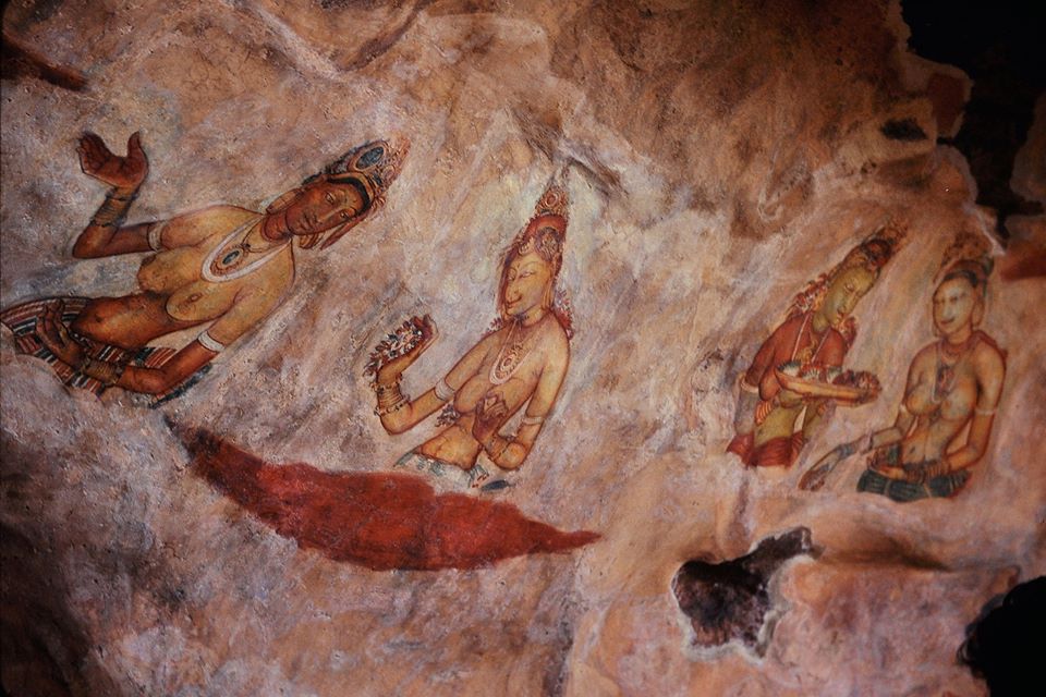 samrujlok's tweet photo. #อนุสรณ์สถานคนบาป ยอดเขา Sigiriya เป็นสถานที่ตั้งของพระราชวังลอยฟ้า หรือ ป้อมปราการสีกิริยา ตั้งอยู่บนภูเขาหินสูงชันกลางป่าดงดิบในศรีลังกา ส���้างโดยกษัตริย์ผู้โหดร้าย พระเจ้ากาชัยภะ ที่ฆ่าพระบิดา เพื่อชิงบัลลังก์ 
https://t.co/Sxh0m8QGzM
https://t.co/Qz8Oj4yCm2 #โควิด19 https://t.co/k4m9buVTm7