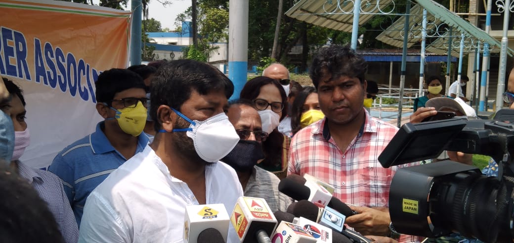 SanChaks's tweet photo. @MamataOfficial @itspcofficial @AITCofficial
 @abpanandatv @CNNnews18
Yesterday SACT Murshidabad Unit, donated Rs. 50k to help our Government combat COVID19. They also helped the poor local people. We stand by our government always. #SACT #WBGLA https://t.co/fgX4tSYbDN