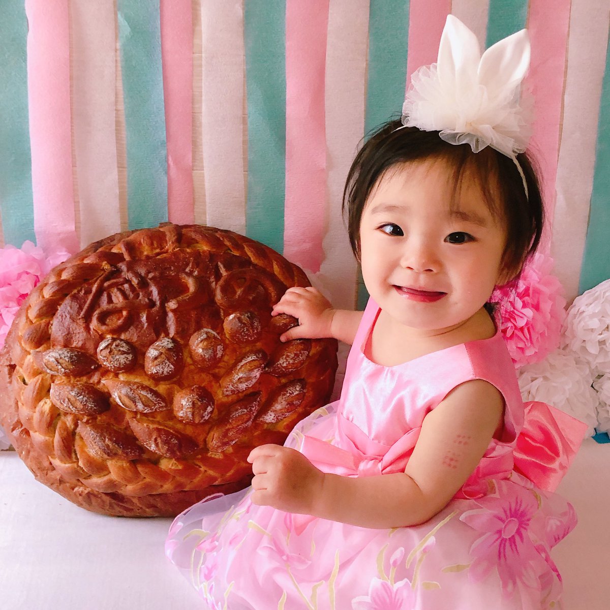 弥月 夏葵サン1歳のお誕生日 スタジオアリスも予約していたおうちスタジオも閉まってるから自分で飾り付け 中々うまく飾れたんじゃない スマッシュケーキと今回は一升パンを注文し 昨年資格をとったけどまだまだ活動できていない手形アートで