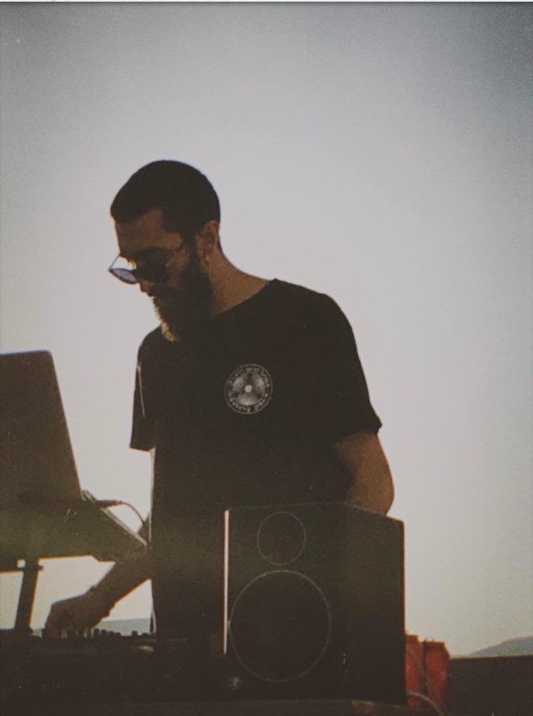 VallsConfinat's tweet photo. 📀🍸Avui a les 12h tenim vermut amb DJ Pedrii (Reggae/Jungle) al nostre Valls Confinat #Live a Instagram. Així que prepara-ho tot i gaudeix de la música i del bon dia que tenim avui! #VallsConfinat #JoEmQuedoaACasa 📍 https://t.co/EmqGGdSCSi