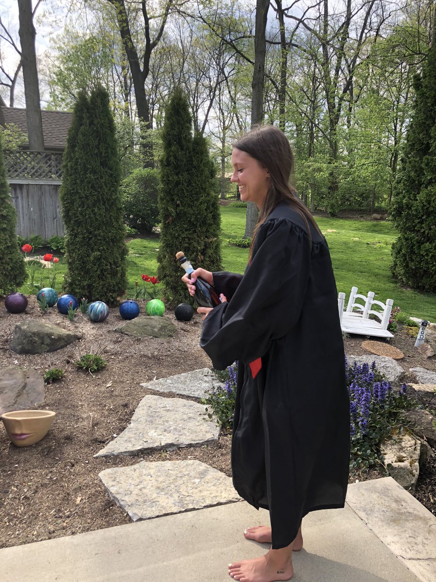 rachel_burnsss's tweet photo. happy graduation @maryyburnss #3rdpic https://t.co/osphppEQbl