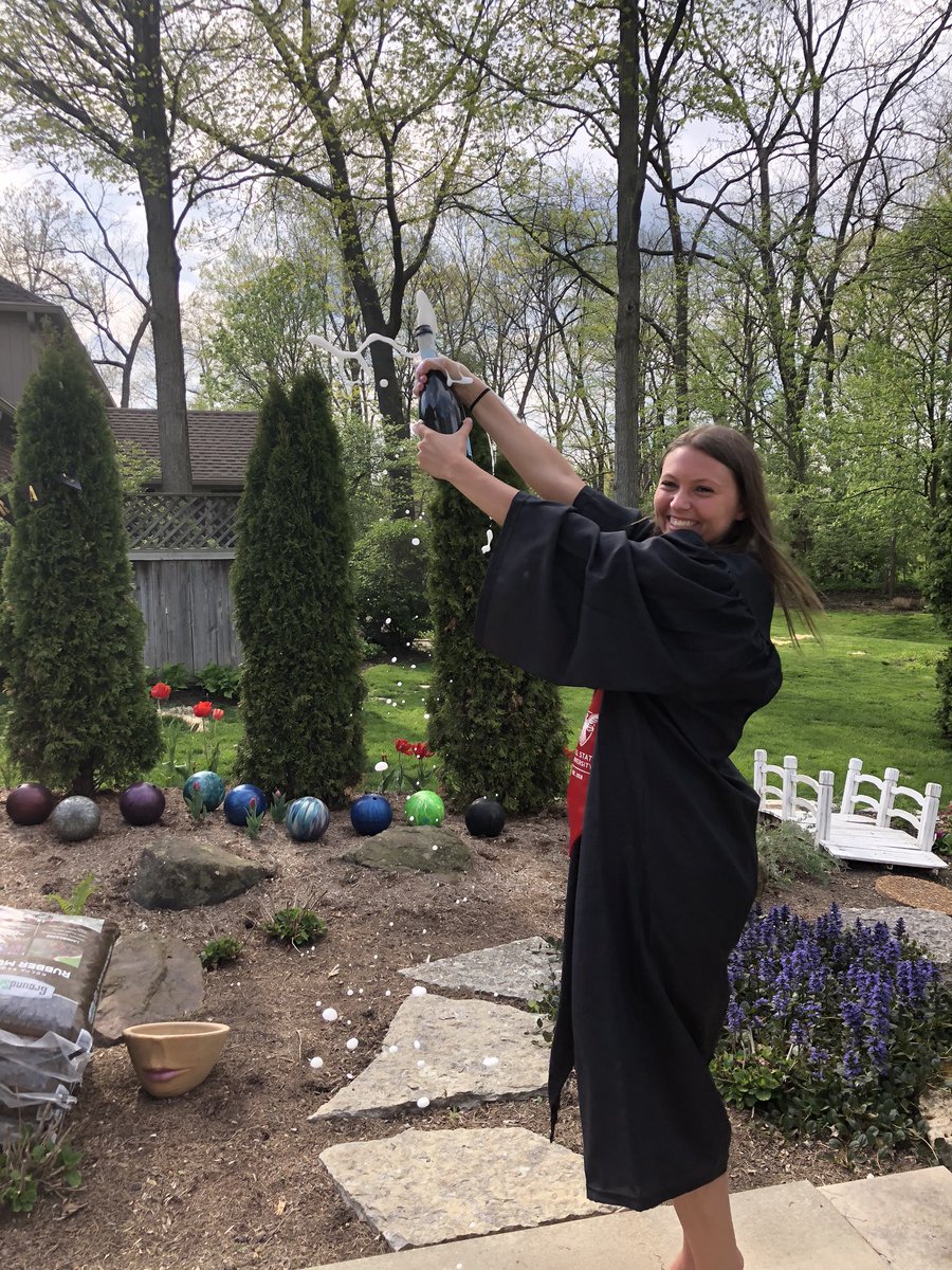 rachel_burnsss's tweet photo. happy graduation @maryyburnss #3rdpic https://t.co/osphppEQbl