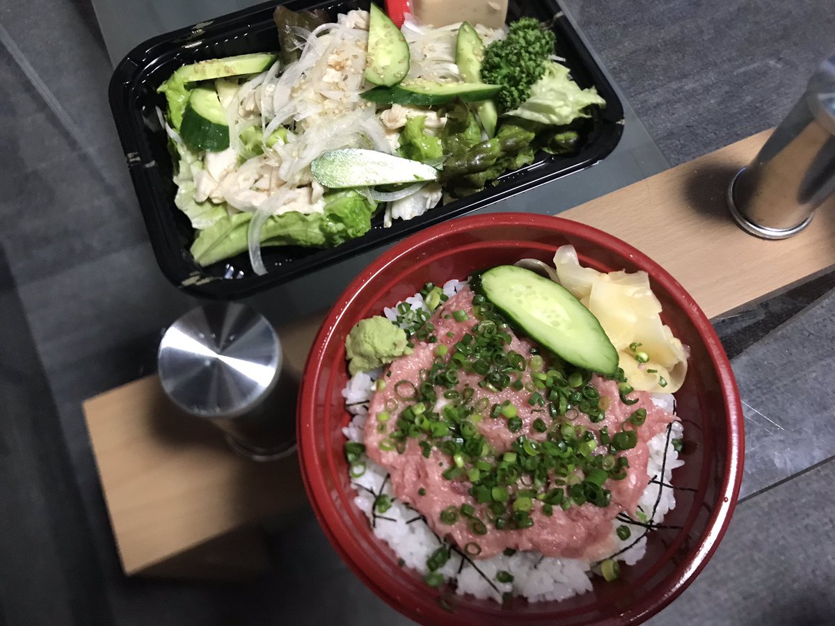 志垣竜一 東小金井夕飯めぐり 昨夜の夕食は 東大通り沿いの 食彩酒房 寛 さんの ネギトロ丼 と 蒸し鶏のサラダ をテイクアウト 多種の日本酒が置いてあり 酒と肴にものすごく興味がそそられるお店なのですが まだ一度も来た事なかったんです