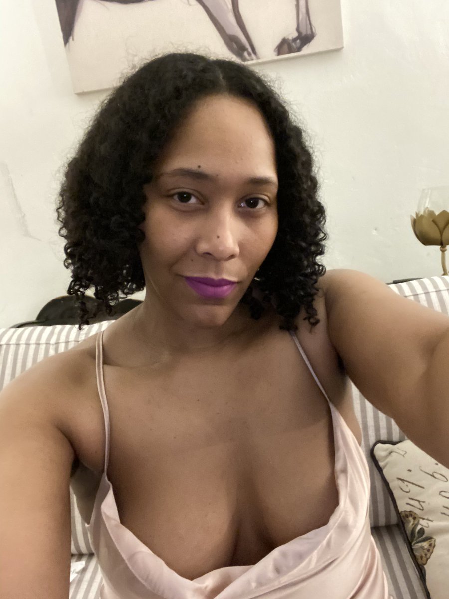 MoTy30361539's tweet photo. Club Quarantine was poppin lol #quarantinechronicles #quarantinepurchases #allmay #birthday #dontaskmeboutthesesocks #bottlesfordays #boredandbusy #sheready https://t.co/ANUjpVbFno