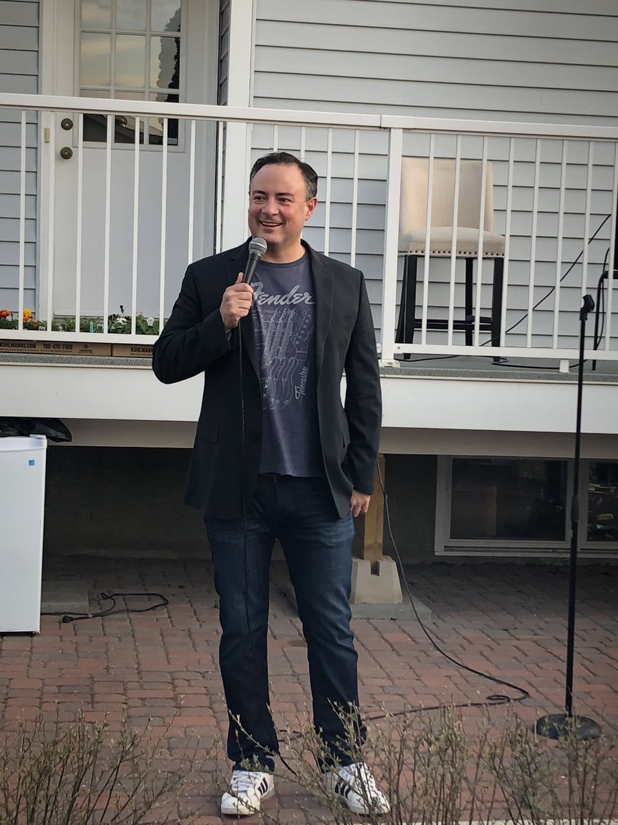 buoyantbabe's tweet photo. #Larsinthebackyard. @ExtraLars doing #covidcomedy. Such good laughs. Thank you for coming out even if there were only 6 of us! https://t.co/W1jNchJB5j