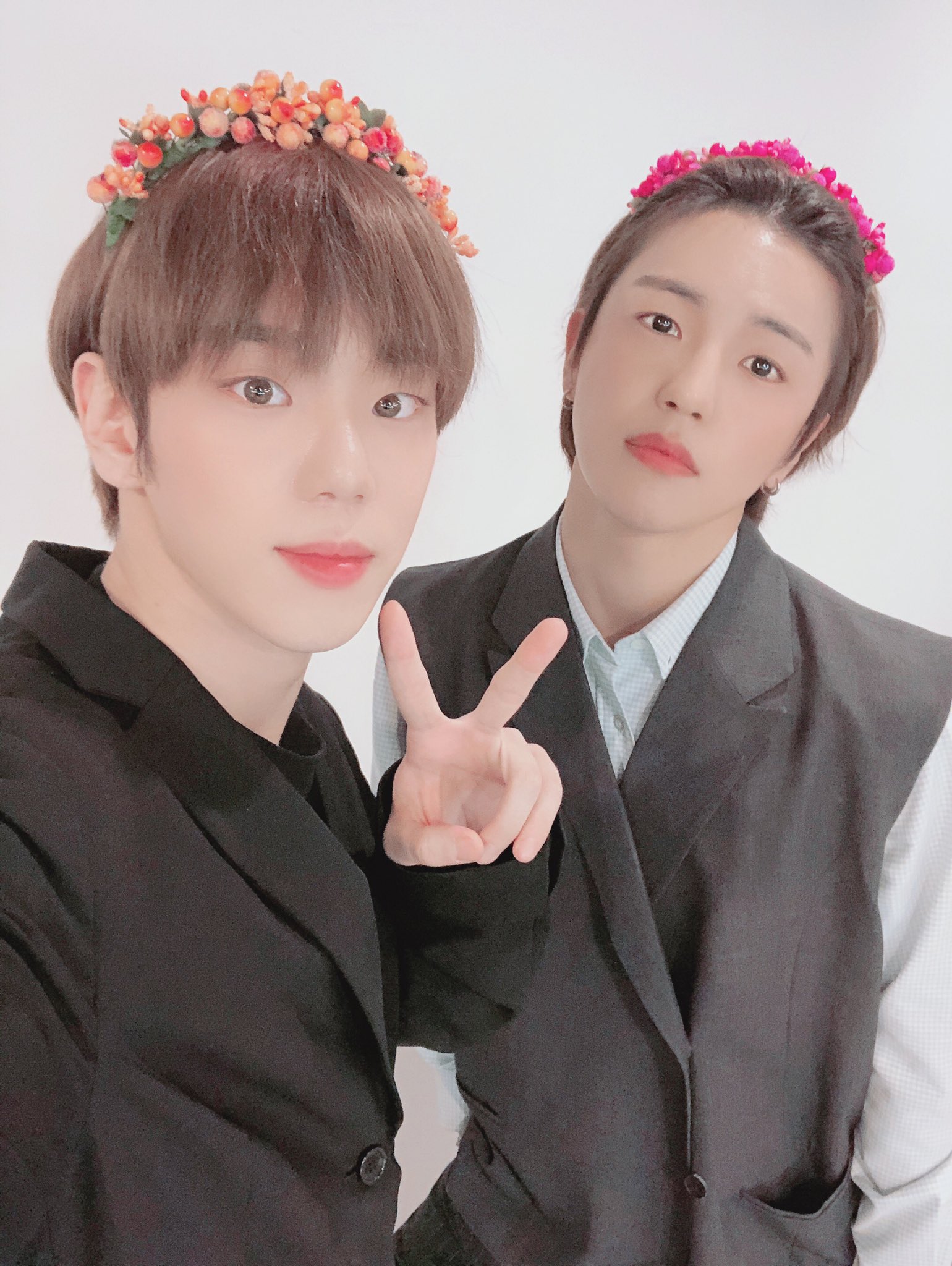 A C E Japan Official Staff 花がとても似合うビョングァンとドンフン あれ 花 だと思ったらビョングァンとドンフンの顔でした 花を被ってたんですね 顔が綺麗すぎて花と間違えるなんて ᗜ ﾉ T Co Pkb4mkmnnx Twitter