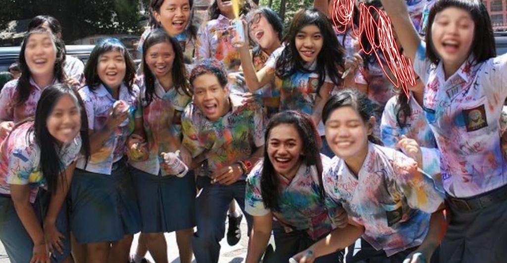 robertstsss's tweet photo. Masih tetap bisa corat coret seragam dong😭😭😂😂

Sukses terus ya kalian lulusan tahun 2020:')

#LulusJalurCorona #lulusonline #lulus2020 https://t.co/H0sqMJwaog