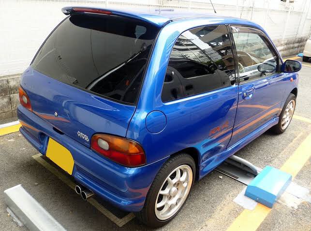 ちくわ スバル ヴィヴィオ Rx R うちも昔コレに乗ってた 他メーカーのように3気筒ターボ ではなく4気筒エンジンにスーパーチャージャーで加給して出来たのがこいつ スバルの軽恒例の４輪独立懸架もあり かなり速い 軽の最高速度の記録はこいつの1km