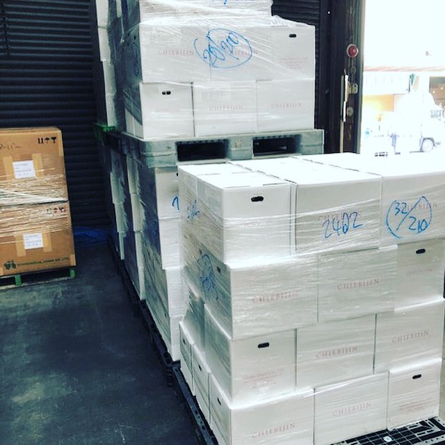 Haoli_Dai's tweet photo. 足元コロナの影響が徐々に強く現れていますが、我々の中国は拡大中。toCを始めて、ブランディング手法も多様化。
前回100箱(2019年11月)に続き、ちえびじん(大分県)のある銘柄の商品だけで、130箱。こんな環境下でも、爆進します。
#sake #sakeexport #chinasake #beijing #chiebijin #oita https://t.co/EIEdBgRCuf