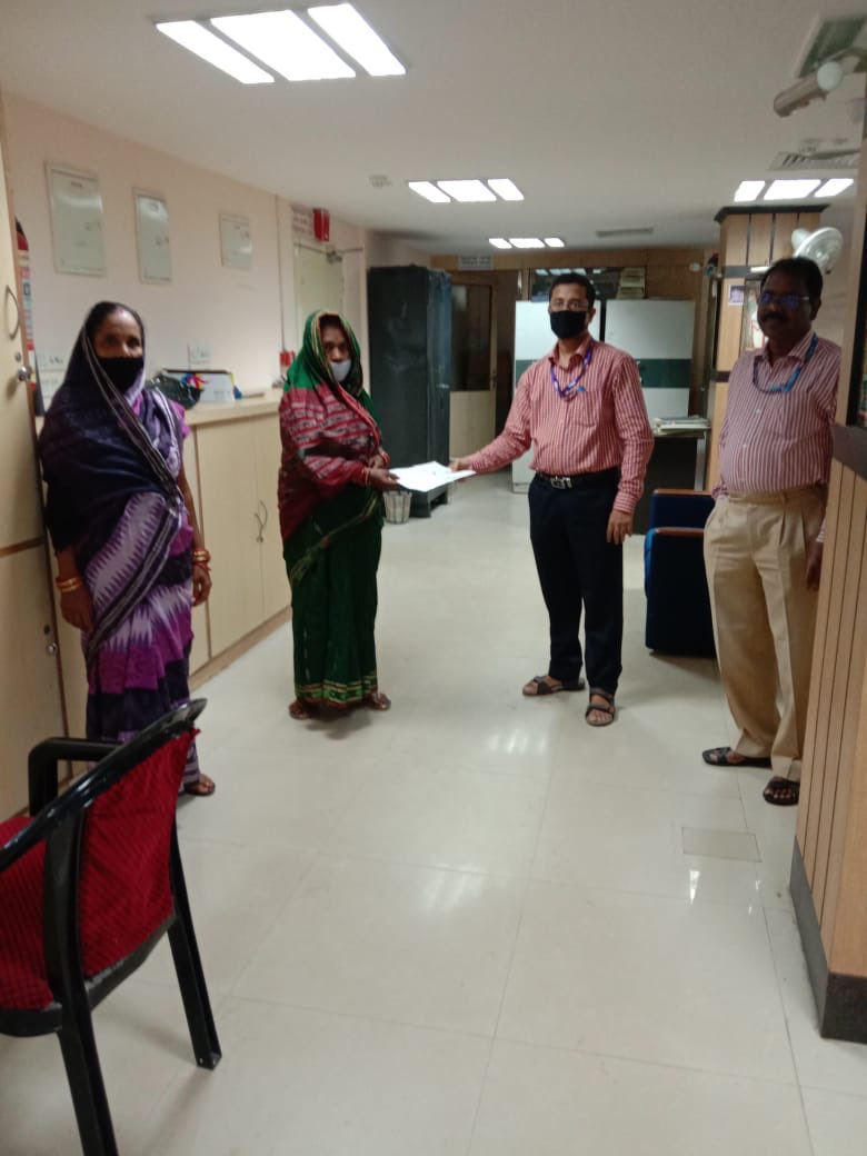 pkala87's tweet photo. SBI Puri main branch disbursed 6 SHG loan while maintaining social distancing. 👍😊🌸 https://t.co/KuYj5LinF3
