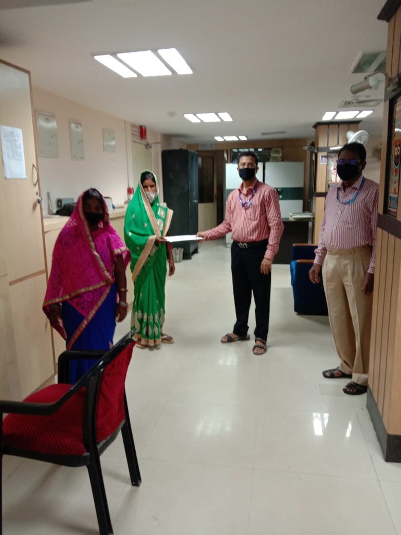 pkala87's tweet photo. SBI Puri main branch disbursed 6 SHG loan while maintaining social distancing. 👍😊🌸 https://t.co/KuYj5LinF3