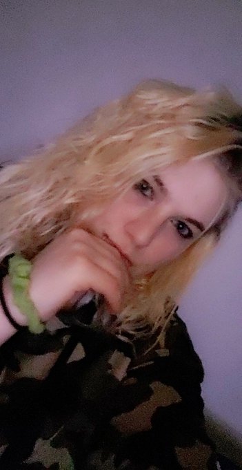 My hair is suppose to be straight... oh well this is cute too https://t.co/zrlOrDLsdC