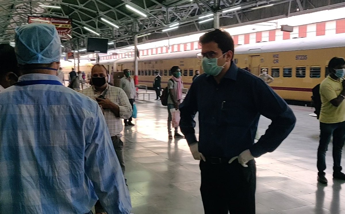 Sid_IRTS's tweet photo. In Lucknow, Shramik spl train arrived today from Nasik with 800+ migrant labourers stranded due to #COVID19 lockdown. Following all norms of social distancing &amp; screening, they were  escorted to their home towns in buses. Some relief to those stranded for weeks. @IRTSassociation https://t.co/9FmvHF6CYd