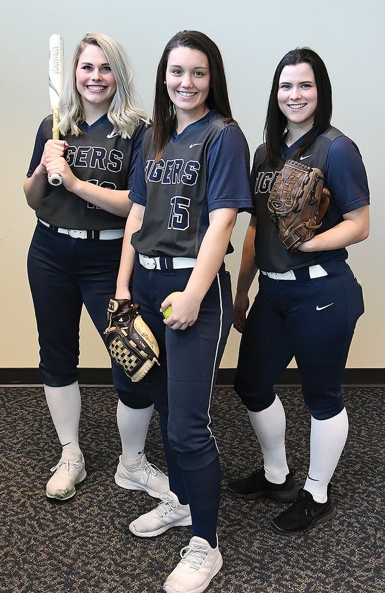 RossThedeTR's tweet photo. MCC’s 3 sophomore softball players ventured into uncharted territory this spring when their season was cut short by the coronavirus pandemic. Here’s how they’ve navigated in the dark since:
https://t.co/yvvO5uo1G4 @MCC_ATH @MckayleeDawson @thipsley22 @kimskeath https://t.co/eAQVgzweDd