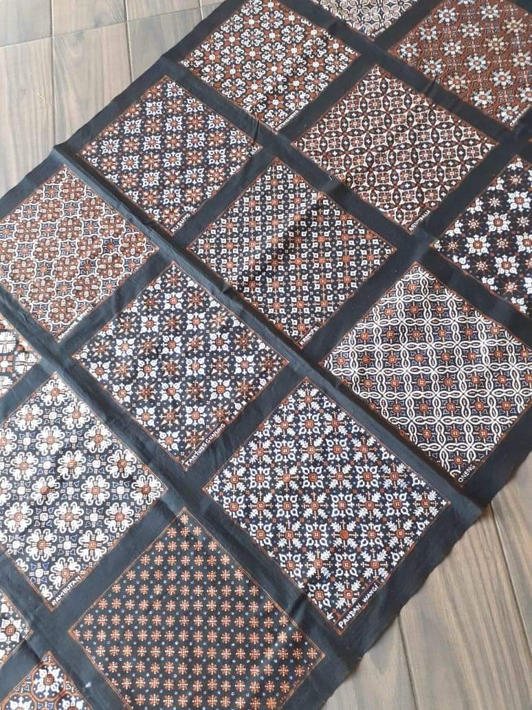 rade_efp's tweet photo. Gelar kain batik ahh, mumpung ada yang unik dan sudah jarang:#batiknitik berbagai motif (ada penjelasan motif di setiap panelnya). Ukuran: 240 x 100 cm. Bisa jadi koleksi maupun #wallhanging Silahken DM bila berminat π
#batiktulis #iklandemicuan #bakulandemicuan #homedecoration https://t.co/JFJMnqOar5