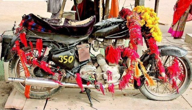 SantoshLahamge's tweet photo. Bullet Baba Temple, Jodhpur, Rajasthan

This temple was built back in Bandayi village,around 40 kms from Jodhpur. Here,devotees gather to worship an Enfield Bullet motorbike. People, who pray here for safe journey, claim that the bike has supernatural powers.
#BulletTemple https://t.co/r5IgaHzSt8