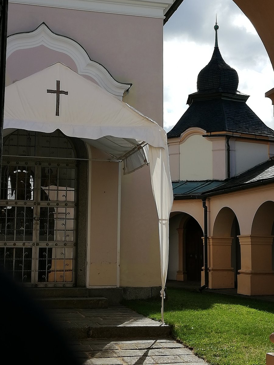 Z_U_Muz's tweet photo. #exotikadoma Andělský hrad? No, aspoň duchovní pevnost sv. Andělů strážných nad městem #susice. Tuhle tvrz #covid jistě nezdolá. Ochráncům se už u pasu houpá skalp za zvládnutý mor (ve spolupráci s Pannou Marií). https://t.co/nEh2A6ATQd