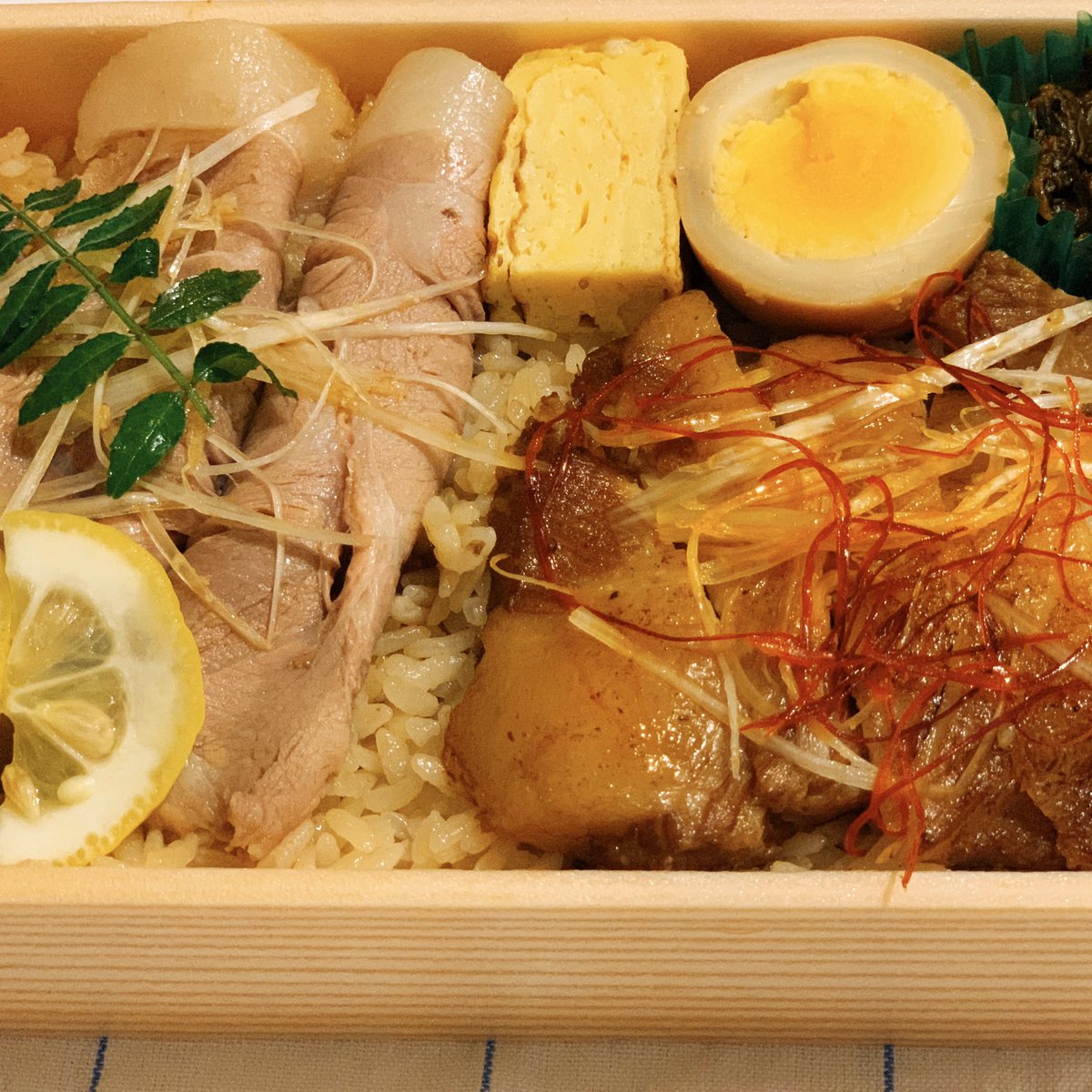 crft's tweet image. あの一幸舎博多総本店のジューシーチャーシューを贅沢に頂きましたー😋
豚骨スープの炊込みご飯も美味かった🍚

#福岡テイクアウト
#テイクアウト福岡
#お持ち帰り福岡
#福岡お持ち帰り
#一幸舎