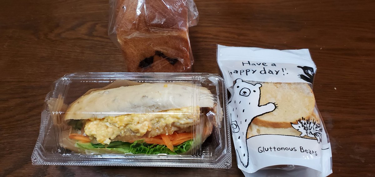 piropippi180803's tweet photo. さっき、善通寺のとある場所で移動販売があるとのことで行ってきた~😄雨にも関わらず、販売時間前からかなりの行列でした😂悲しいかな、お目当てのあにまる食パンは売り切れでしたが、他に色々買えてよかった😆
#香川県 #Risum https://t.co/TYOJmQXxan