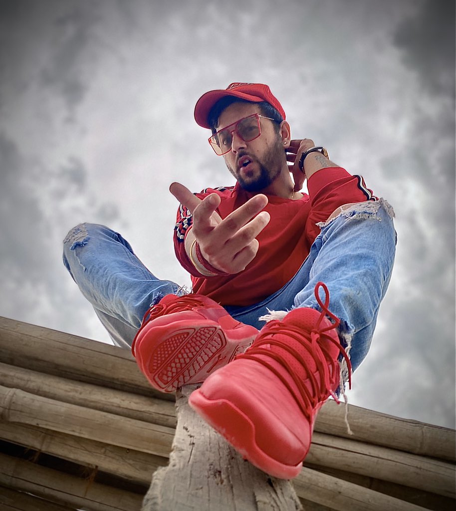 hemantzonevlogs's tweet photo. “My Style – it’s red and it’s expensive.”
.
#mensfashion #mensshoes #styleoftheday #blogger #travelphotography #latestfashion #stayhome #staysafe #hashtag #money #youtuber #blessed #keeploving #hemantzone @YouTubeIndia 
.
https://t.co/nnBXlppRD0 https://t.co/jtvnCMHEBO