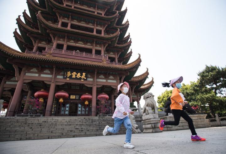 XHNews's tweet photo. Hubei, the once hardest hit Chinese province, has had no new confirmed COVID-19 cases for 29 consecutive days since April 4 https://t.co/NAmQCDb9vc https://t.co/xt34Trd3cV