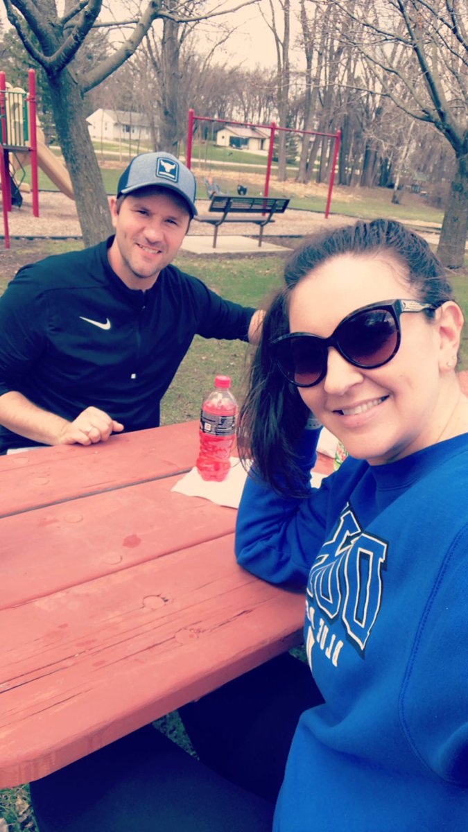 Monson21's tweet photo. Buffalo Wild Wings date at a park after house hunting. #QuaranDate #burgers #househunting 😘 https://t.co/II7gzIlSji