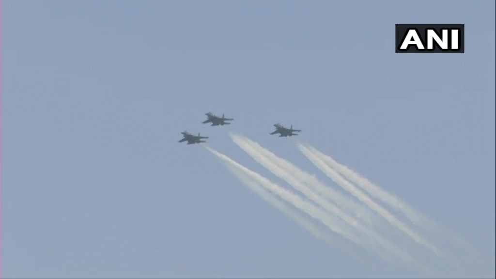 ANI's tweet photo. Mumbai: Indian Air Force aircraft SU-30 flypast Marine Drive to express gratitude towards medical professionals and all frontline workers in fighting #COVID19. https://t.co/YG1vEBen0d