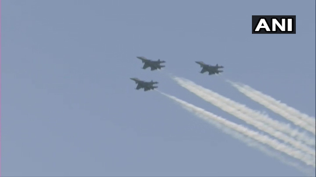 ANI's tweet photo. Mumbai: Indian Air Force aircraft SU-30 flypast Marine Drive to express gratitude towards medical professionals and all frontline workers in fighting #COVID19. https://t.co/YG1vEBen0d