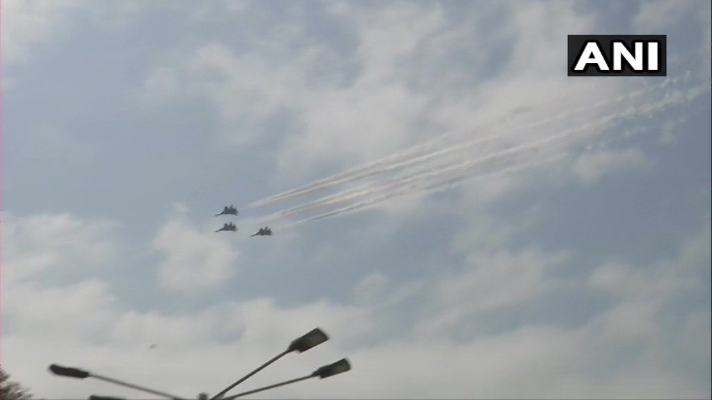 ANI's tweet photo. Mumbai: Indian Air Force aircraft SU-30 flypast Marine Drive to express gratitude towards medical professionals and all frontline workers in fighting #COVID19. https://t.co/YG1vEBen0d