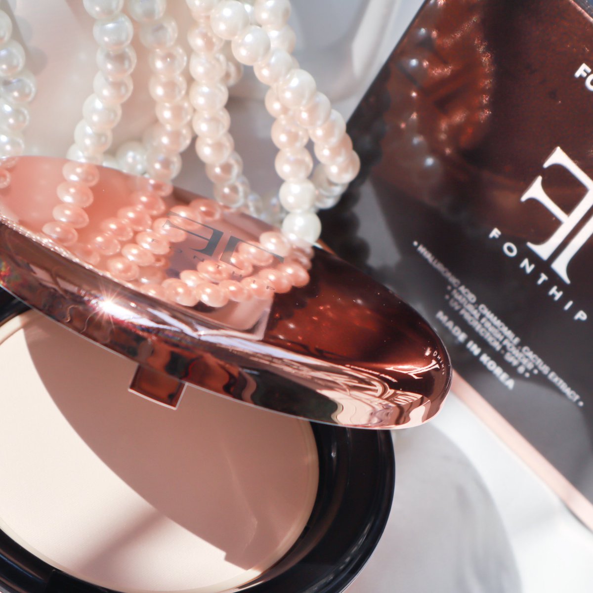 FonthipOfficial's tweet photo. กล้าเคลมตรงนี้เลยว่า Fonthip Powder นั้นทำออกมาเพื่อเอาใจสาวทุกสภาพผิว ไม่ว่าจะผิวแห้งหรือผิวมันก็ใช้ได้ไม่สะดุด แค่ตบก็จบแล้วจริงๆ นะแกกก
ไม่ต้องกลัวเลยว่าใช้แล้วจะเป็นคราบ เพราะเนื้อแป้งเราเนียนละเอียดม๊ากมากกก
ลองเองแล้วจะรู้ว่าแป้งฝนทิพย์ไม่เหมือนใครแน่นอน! <3 https://t.co/4xxLZ3jH92