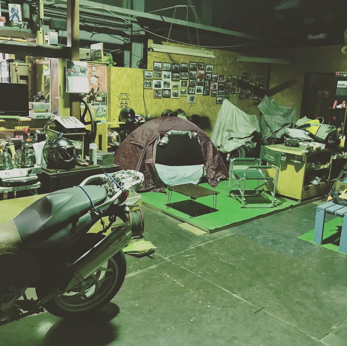 田半ネ申 ほとりのうえ No Twitter 昨日は自宅ガレージでテント泊 キャンプ Camp ガレージ 家キャン テント泊