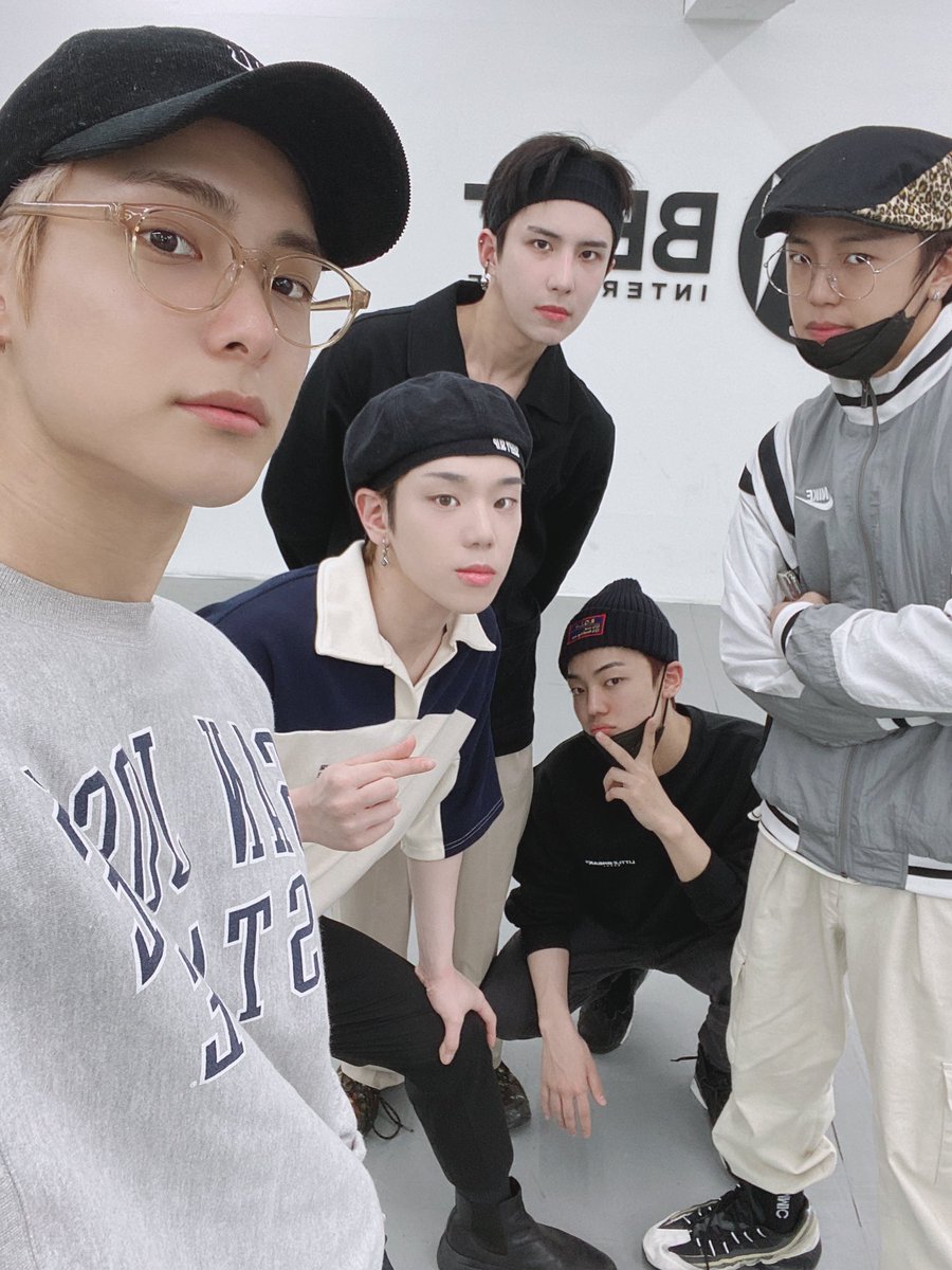 official_ACE7's tweet photo. [#에이스]
Happy Sunday 초이들! 연습하기 전에 잠깐 보고싶은데 ✌🏻라이브로 놀러오세용 😍

#ACE #에이스 #CHOICE #초이스 https://t.co/xJxXzmMDpQ