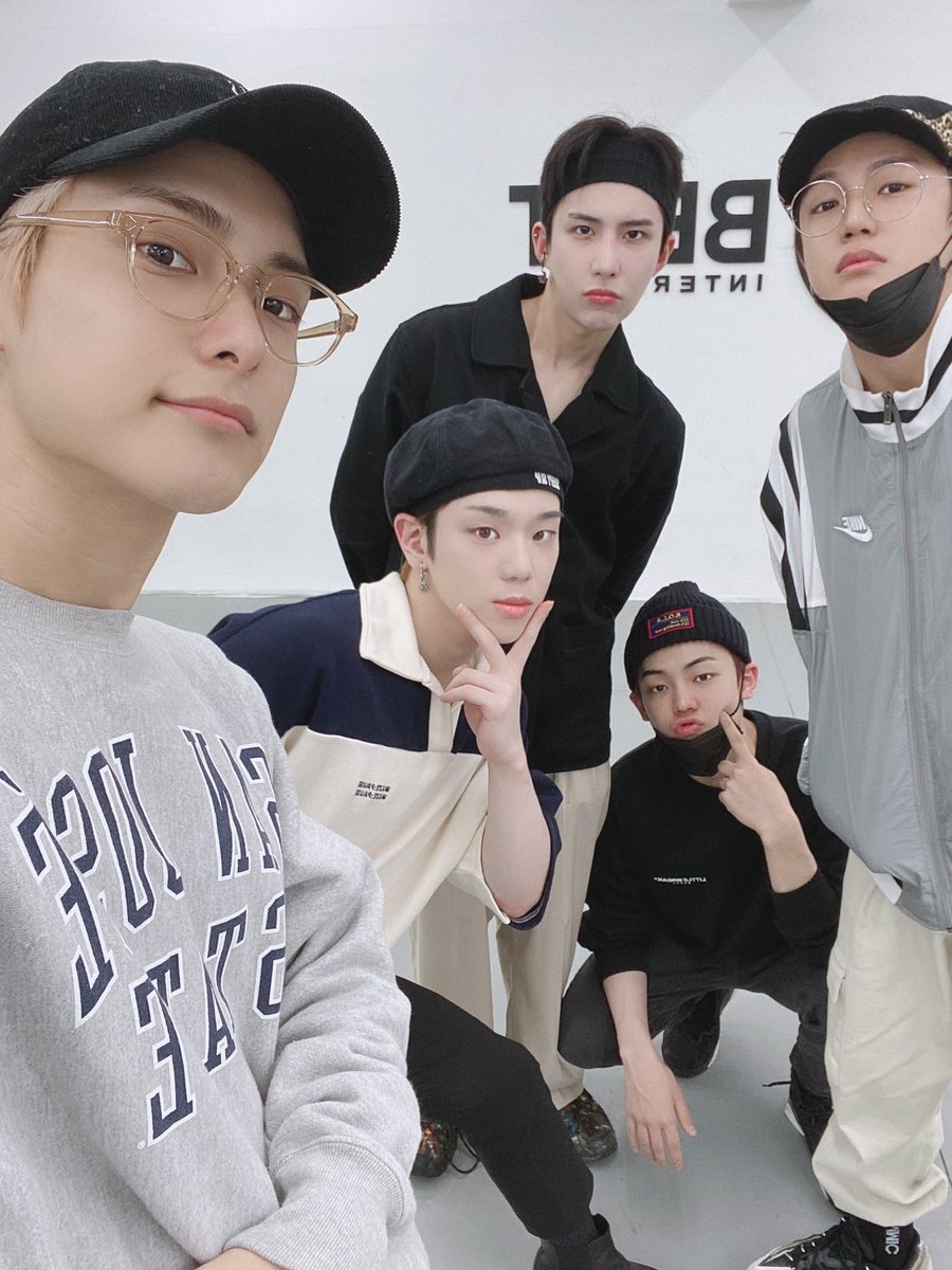 official_ACE7's tweet photo. [#에이스]
Happy Sunday 초이들! 연습하기 전에 잠깐 보고싶은데 ✌🏻라이브로 놀러오세용 😍

#ACE #에이스 #CHOICE #초이스 https://t.co/xJxXzmMDpQ