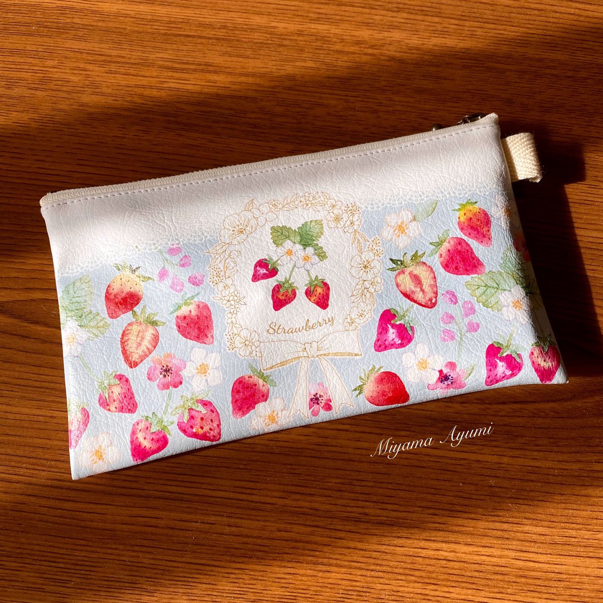 本日18時に前回Web Shopのキャンセル品や在庫分を通販します。BOOTHです。
イチゴポーチ、スケッチブック、ノート、スマホリング、iPhoneケース等、各1〜3点づつ位。
iPhoneSE第2世代対応ケースもあります?iPhone6/6s/X/XSは在庫処分SALE?使える方いましたら是非 