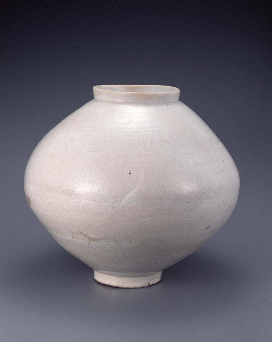 お隣韓国・朝鮮時代の大きな白磁の壺です。お月様を連想させる形と色