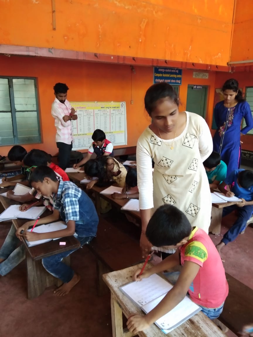 jaitulunadorg's tweet photo. #TuluScript Teaching by Teachers #Rakshitashetty & #Shruthi N V from Karnataka Public School, Hosmar, Karkala.
#TuluLipi
#ReviewTuluScript
@VaishnaviMurthy
@karkalasunil
@RaghupathiBhat
@JaiTulunadOrg
@unicode
@vedavyasbjp
@ShobhaBJP
@nalinkateel https://t.co/YVAYWd933g
