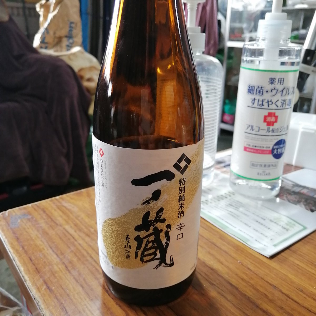 ajisaibunko's tweet photo. 手羽先を紫蘇風味の
焼酎で蒸して
ローズマリーで
香りづけしました
どうなるかなと
思いましたが
いいハーモニーを
奏でてくれました
胡椒も生姜も厳禁です(笑)
#コロナ引きこもり飯
#手羽先鍛高譚蒸し
#ローズマリー風味
#STAYFACTORY
#食欲を挑発するレシピ
#あじさい食堂工場メシ部
#あじさい食堂 https://t.co/JEusITHRLq