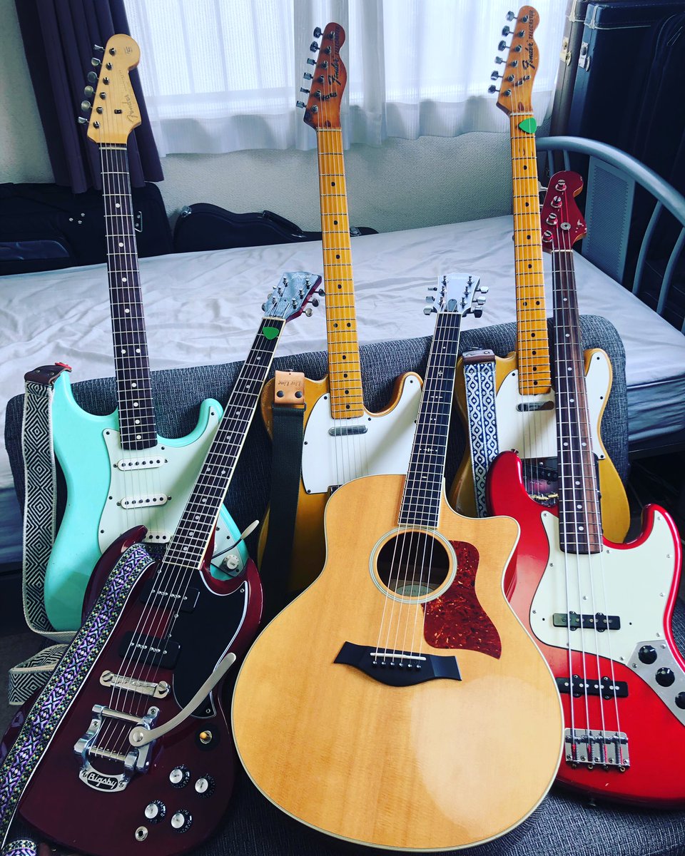 mondoro_pomp's tweet photo. おうちの楽器たち全て磨いて弦交換した!
気持ちよし!
#おうち時間
#stratocaster #telecaster #sgspecial #taylorguitars #jazzbass #fender #greco #tokaiguitars #originalfuzz https://t.co/ZxrjfrJXIx