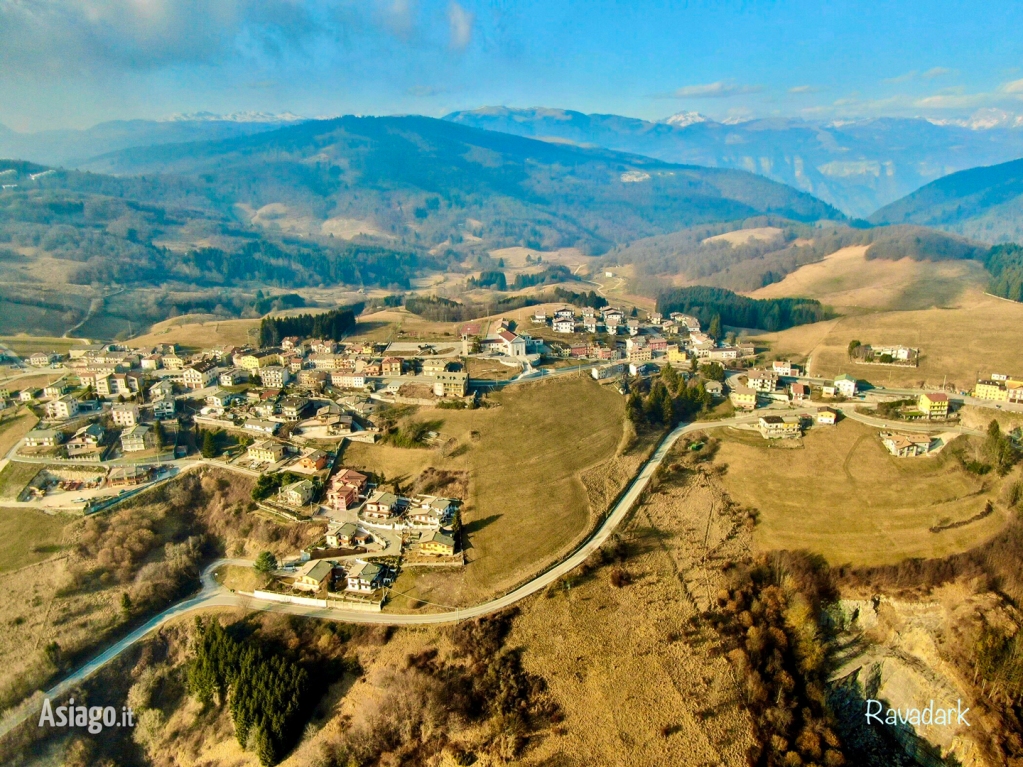 AsiagoIt's tweet photo. BUONGIORNO AMICI! ... Stamattina vi portiamo virtualmente a #RUBBIO, ma lo facciamo da una prospettiva insolita con questo straordinario scatto realizzato dall'alto dall'amico Fabio Ravagnolo... :-)
Vi piace? ;-)
Foto del 14/2/2020.
#Asiagoit #montagna #Veneto #Vicenza… https://t.co/NzvwFXYaAY