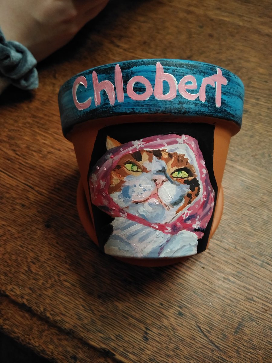_mad_swami_'s tweet photo. So I started to paint a flower pot for my cat, painting only the most flattering pictures of her on this little pot. I have another pot so if you comment pictures of your pets I'll paint some of them on the other pot. Preferably stupid pictures lol. https://t.co/ksg8Mn8PMN