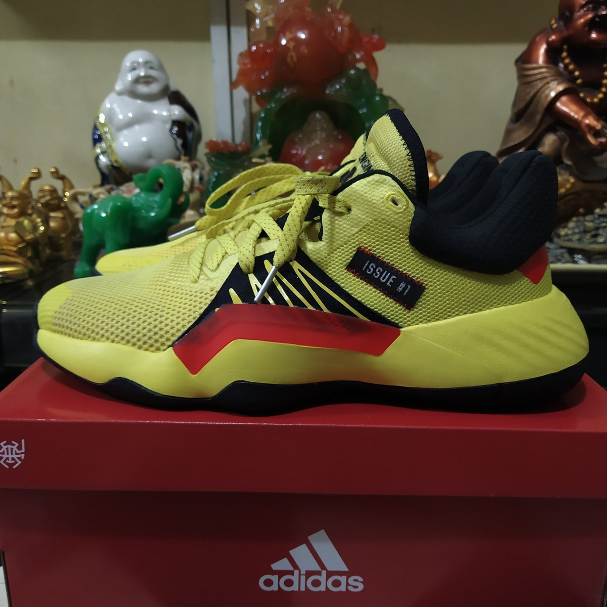 CedX44's tweet photo. Lock down shoes part 2 🔥🔥 #Adidas #DonIssue1 #Engine45 https://t.co/KQ2IkuUOSv