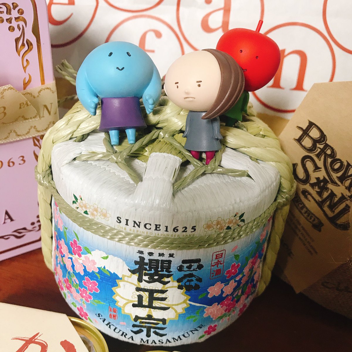 こちらも読者の方から樽酒とお菓子と缶詰の詰め合わせをいただきました〜!ありがとうございます!ヤッター!お3人もウルトラ喜んでおります!「酒よォォーーー!!」
(実はだいぶ前に頂いてたので、お菓子はすでに食べ尽くしております☺️) 