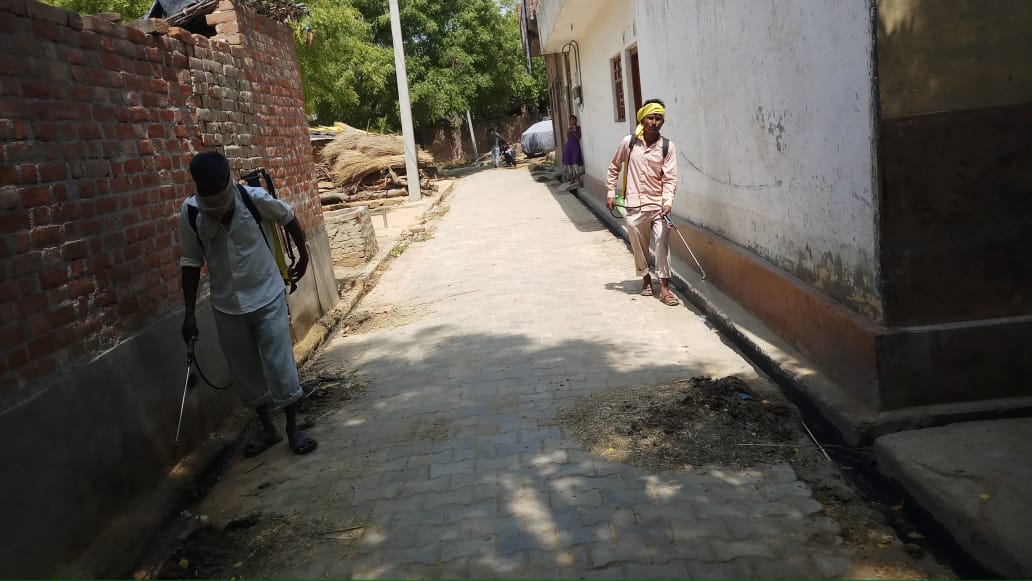 DoprupMainpuri's tweet photo. @Bhupendraupbjp @mohd_inshad @uppanchayatiraj @CMOfficeUP @myogiadityanath Nirdeshanusar sambhandhit gaon m sanatization Kara diya gaya h https://t.co/FxSoDic09Q