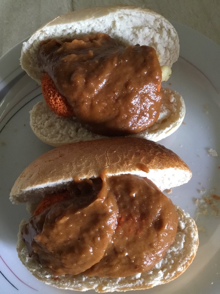 EdwardVeerman's tweet photo. Goedemorgen, even ontbijten !!
Voor de vrouw 2 pistolletjes met #Frikadel mayo en curry.
Voor mij 2 pistolletjes #Dobben kroket met door @kassa_bnnvara best geteste #Wijko satesaus. 😜 https://t.co/lPYVVdpbsM