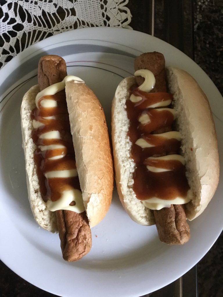 EdwardVeerman's tweet photo. Goedemorgen, even ontbijten !!
Voor de vrouw 2 pistolletjes met #Frikadel mayo en curry.
Voor mij 2 pistolletjes #Dobben kroket met door @kassa_bnnvara best geteste #Wijko satesaus. 😜 https://t.co/lPYVVdpbsM
