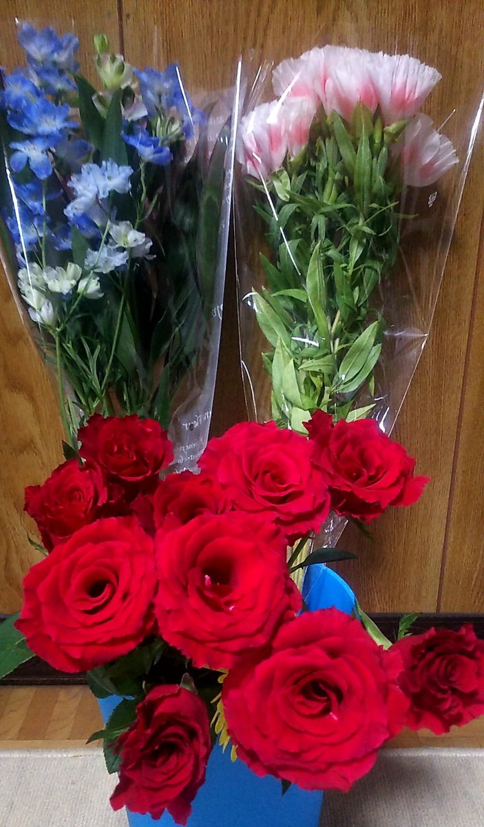 flowerchalleng's tweet photo. 赤いバラがこの量で108円で売ってたので即買いました♪
バラは祖母へプレゼントします
後ろの花でフラワーアレンジメントこれからします✨

#花を飾ろう  #ロスフラワー
#flowerchallenge https://t.co/7ogcHHXBaz