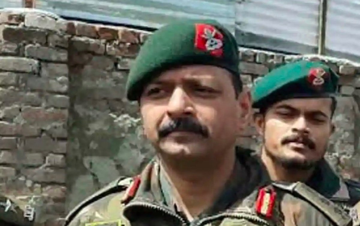 manyavora's tweet photo. Painful news to wake up to...The worst has happened.Colonel #Ashutosh Sharma, #MajorAnuj  a #Lance Naik, a rifleman &amp; police sub-inspector #Shakeel Qazi have sacrificed their lives after hours-long firefight with terrorists in #Handwara. Salute to the brave Indian martyrs. RIP🙏🏻 https://t.co/zY9hgLdMUl